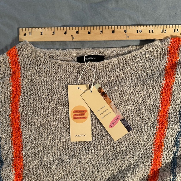 Stylish Gray Sweater with Vibrant Stripes - Picture 10 of 11